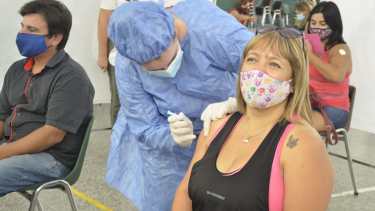 La vacunación a docentes se realiza en el gimnasio del Colegio Don Bosco. Foto: Yamil Regules