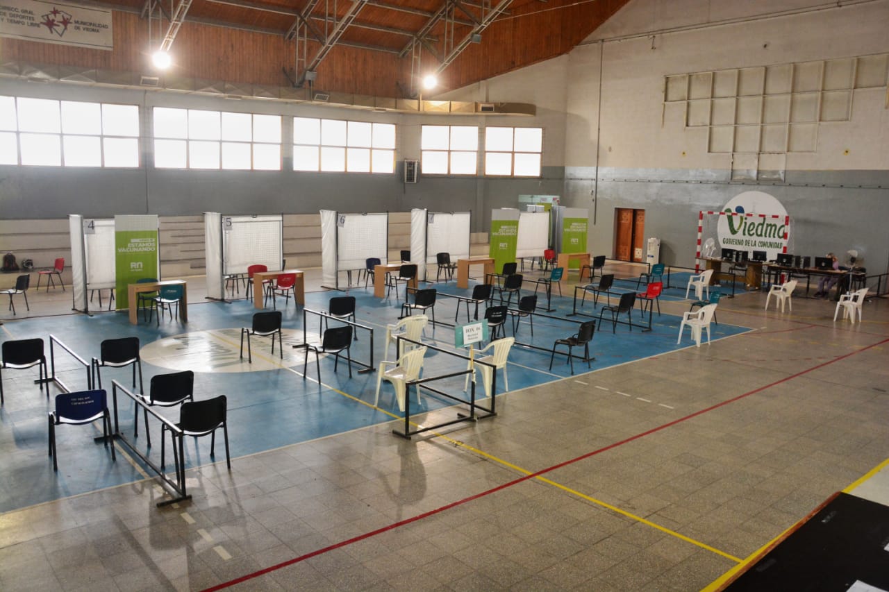 El vacunatorio, ubicado en el gimnasio municipal Fioravantti Ruggeri, totalmente vacío ante el fallido inicio de la aplicación de las dosis a docentes. Foto: Marcelo Ochoa.