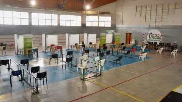 El vacunatorio, ubicado en el gimnasio municipal Fioravantti Ruggeri, totalmente vacío ante el fallido inicio de la aplicación de las dosis a docentes. Foto: Marcelo Ochoa.