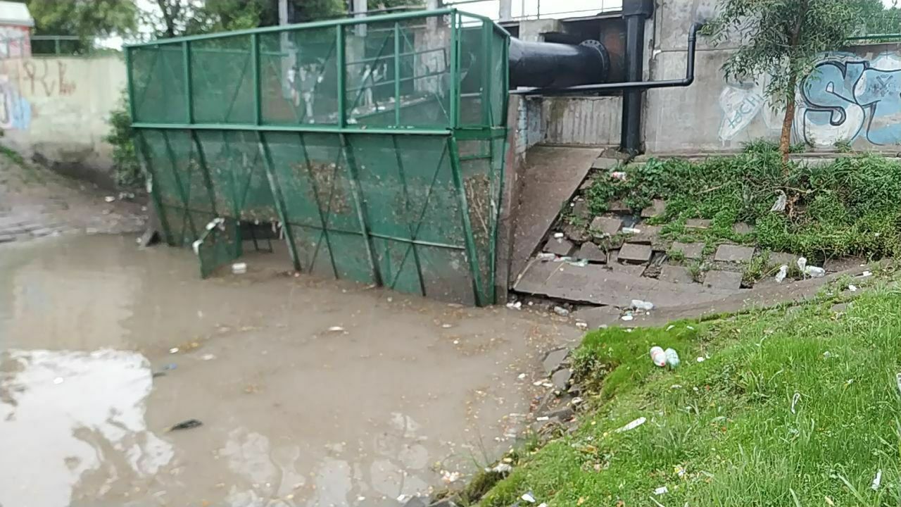 El Municipio de Viedma informó que vandalizaron una de las mallas del canasto gigante de la planta de desagüe pluviales.