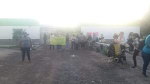 Acampe de vecinos de Manzanas 1000 de Centenario frente al corralón