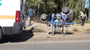Una maniobra de sobrepaso ocasionó el vuelco de una camioneta en la Ruta Chica