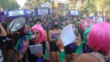 La marcha por el 8M 2021 en Neuquén comenzó en el centro de la capital provincial pasadas las 18. Foto: Oscar Livera.