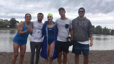 Ailen Lascano Micaz arribó con sus últimas fuerzas a la costanera viedmense. Foto gentileza