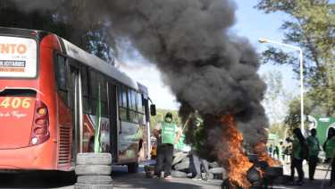 ATE cortó un carril en los puentes carreteros de Cipolletti-Neuquén. (Florencia Salto).-