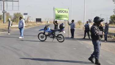 El reclamo lo realizaron exempleados de la construcción.  Foto: Yamil Regules. 