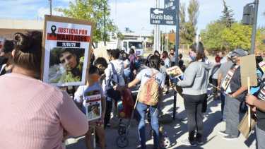 Los allegados a Maxi Lagos se concentraron en el punto donde murió, hace dos meses. (Yamil Regules).-