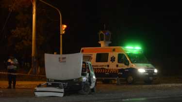 El accidente se produjo a las 21:45 en la intersección de Ruta 22 y Vintter en Roca. Foto: Andrés Maripe. 