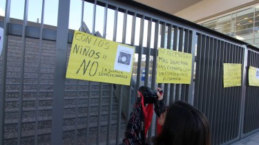 Esta mañana, un nutrido grupo de mujeres se concentró frente a la Ciudad Judicial para pedir que se tomen acciones sobre el caso. (Oscar Livera).-