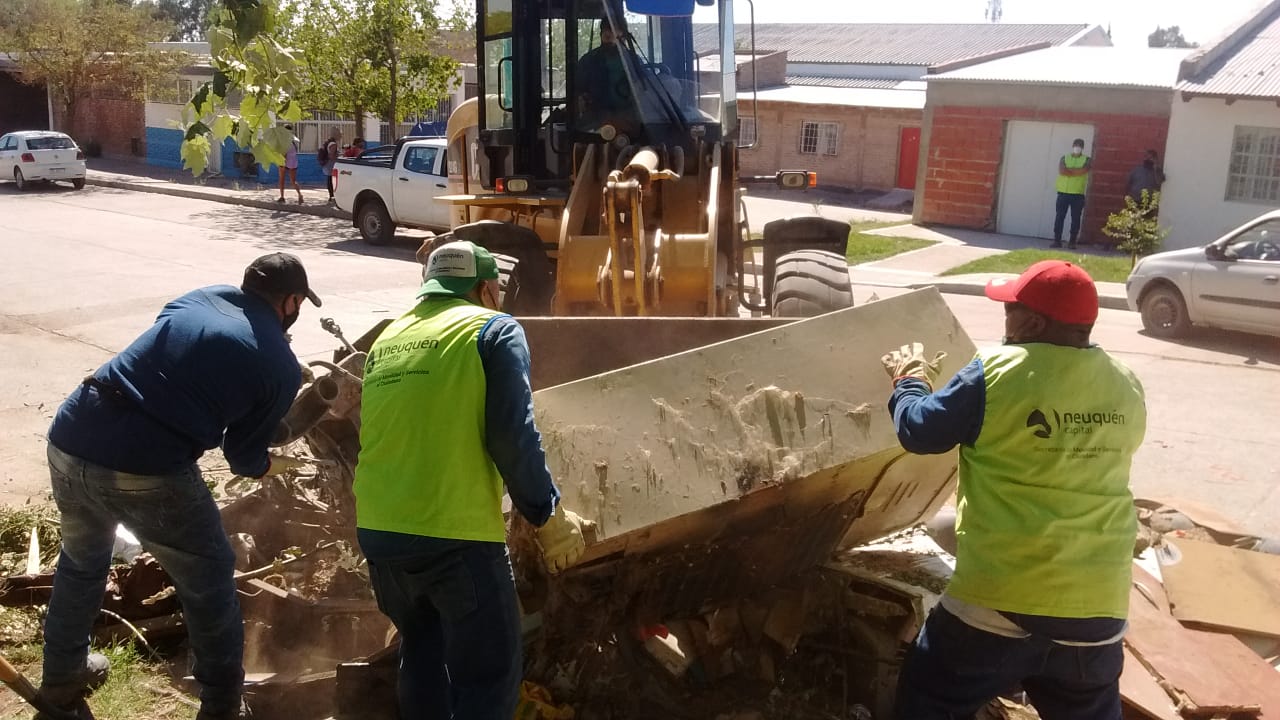 Durante una semana por barrio, la municipalidad se llevará restos de construcción y chatarra en el operativo puerta a puerta (archivo)