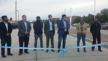Mansilla en la inauguración hoy de la pavimentación de la calle Godoy y las mejoras en la toma Alto Godoy (foto Yamil Regules)