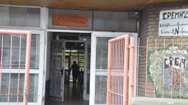 Algunas escuelas ya se encuentran trabajando en la vuelta de las clases presenciales aunque sin alumnos. (Foto: Yamil Regules)