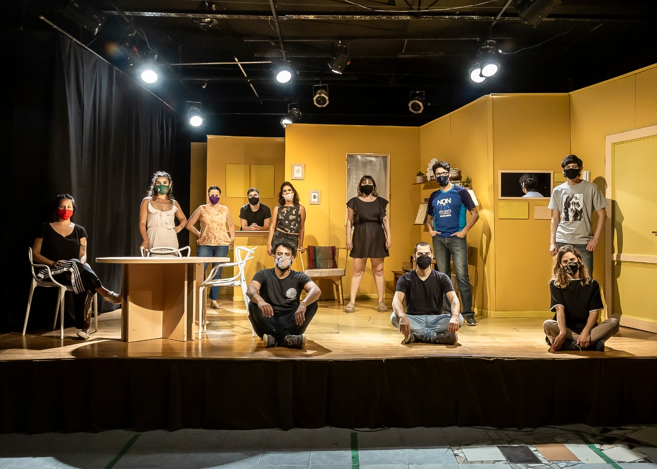 El elenco y parte del equipo técnico en el escenario de El Arrimadero, donde se filmó la obra, en enero pasado.