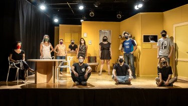 El elenco y parte del equipo técnico en el escenario de El Arrimadero, donde se filmó la obra, en enero pasado.