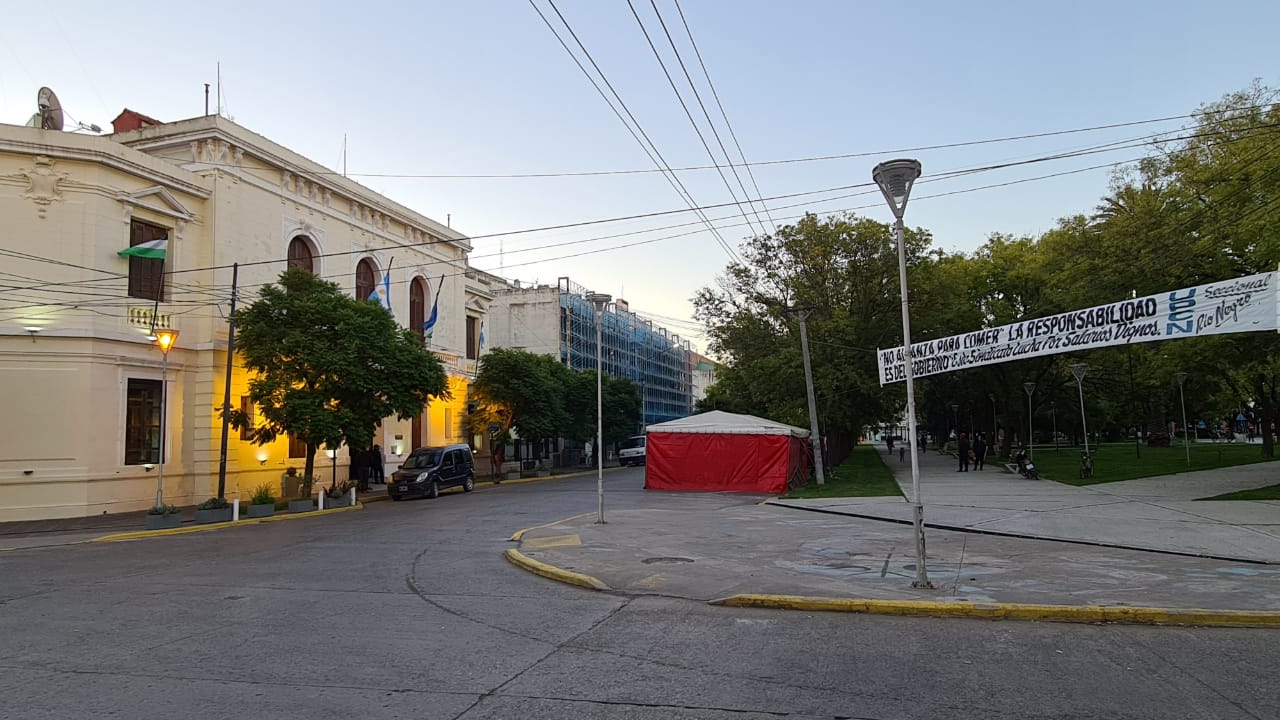 Esta tarde, UPCN comenzó con la instalación de una gran carpa frente a Casa de Gobierno. 
