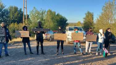 Los trabajadores autoconvocados de Salud realizaron esta mañana su primera protesta sorpresiva. (Gentileza).-