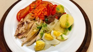 Salpicón de ave con ¡tres salsas tres! por «Cala» Calabrese