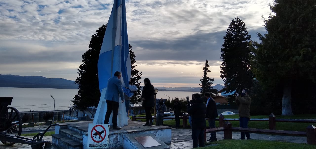 Con la bandera a media asta, dieron inicio las actividades por el Día de la Memoria por la Verdad y la Justicia en Bariloche.