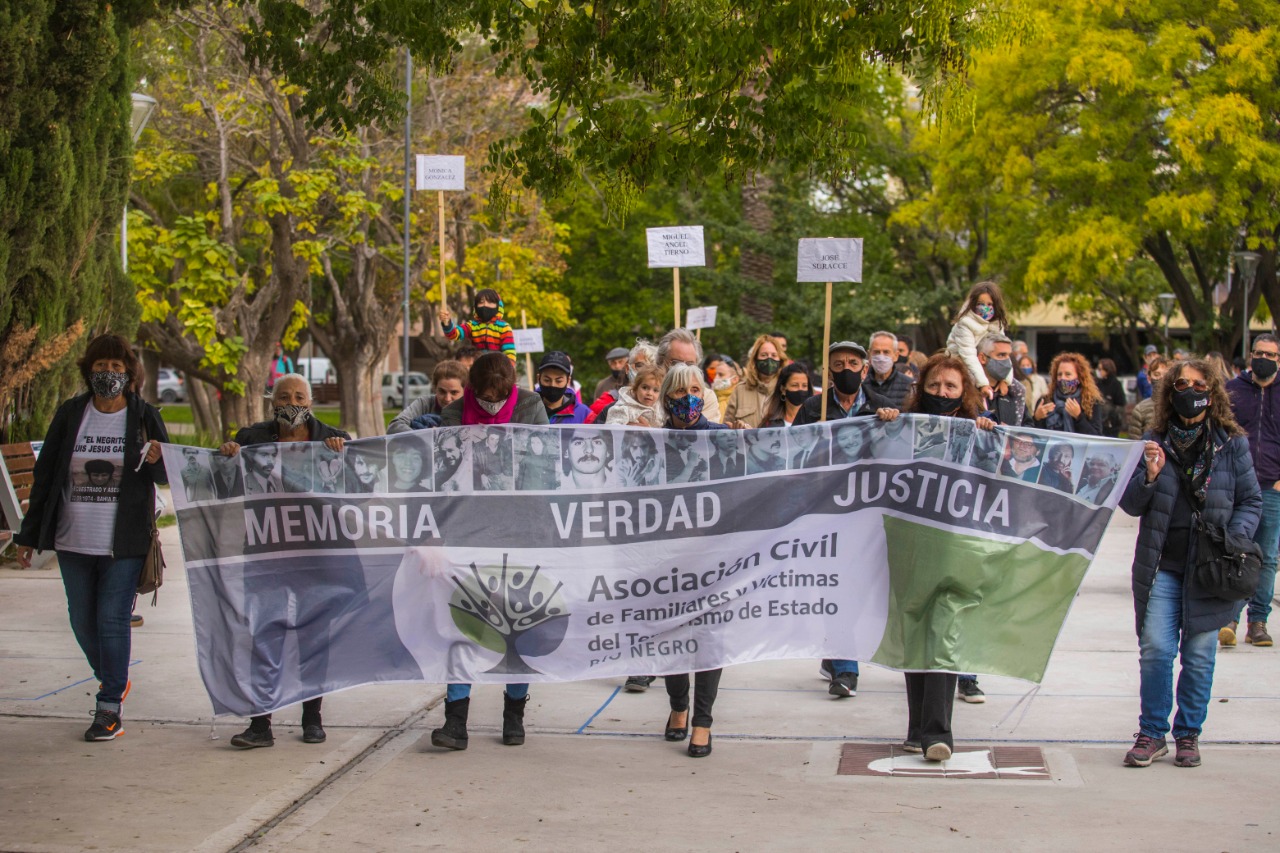 La marcha en la plaza San Martín en el acto central por el Día de la Memoria. Foto: Marcelo Ochoa.