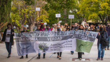 La marcha en la plaza San Martín en el acto central por el Día de la Memoria. Foto: Marcelo Ochoa.