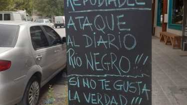 Un cartel en Neuquén que repudia el ataque a RÍO NEGRO