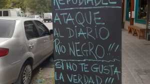 Un cartel en Neuquén que repudia el ataque a RÍO NEGRO