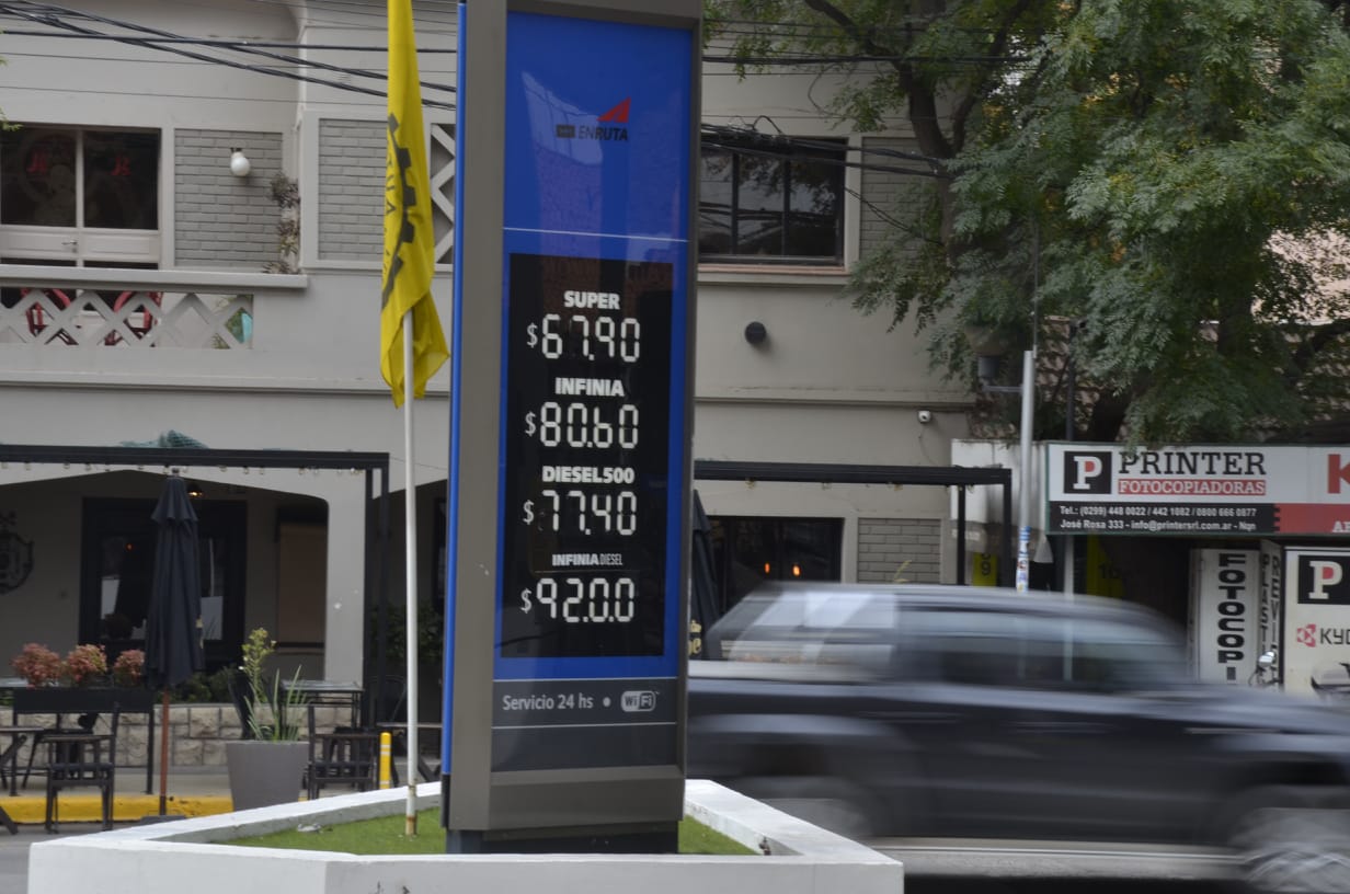 Los precios de los combustibles en la capital de Neuquén. (Yamil Regules)
