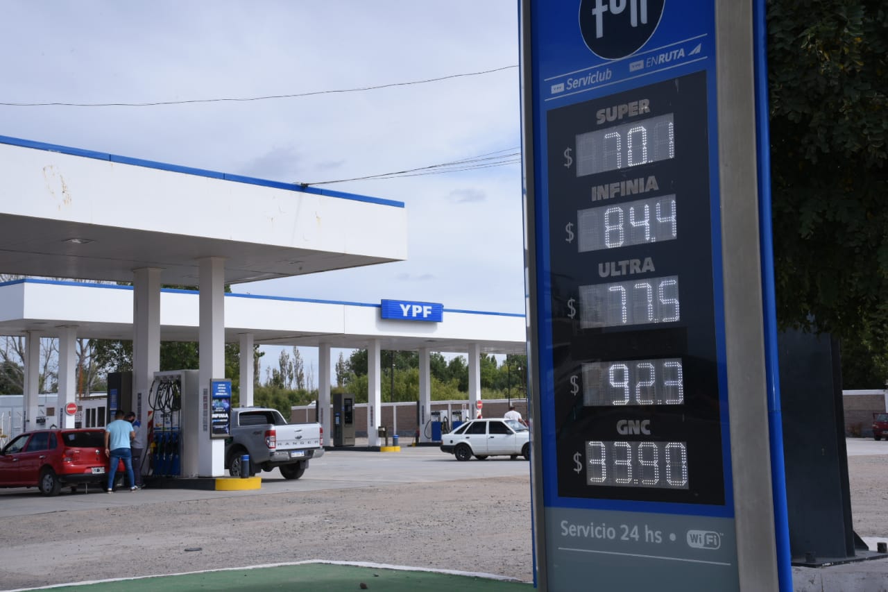 El precio más caro para la nafta premium de YPF está en Cutral Co: 84,4 pesos. Foto: Florencia Salto.