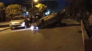 Chocaron un auto, volcaron y huyeron en Viedma