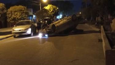 A pesar del impacto, los ocupantes salieron ilesos del accidente y luego decidieron huir. (Foto enviada por un lector)