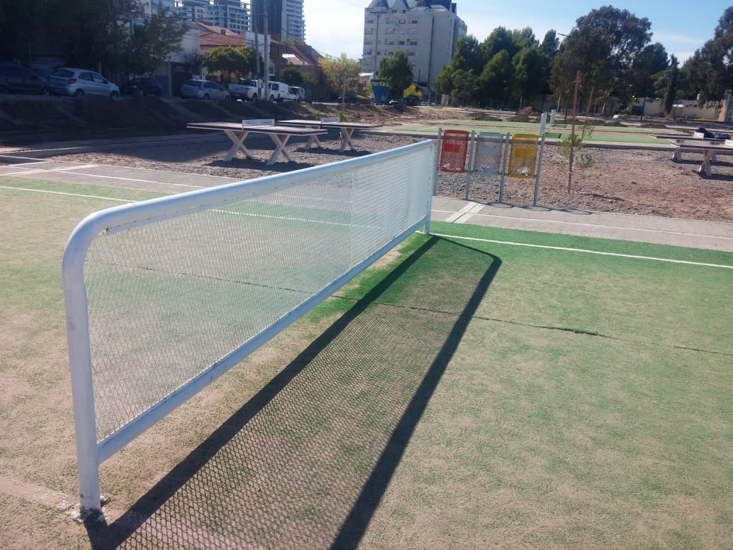 Las canchas de fútbol tenis en el Parque Lineal Jaime De Nevares (foto Yamil Regules)