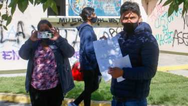 Después de las acusaciones, Báez muestra lo que sería una denuncia contra el mismo reportero que le tomaba la foto. Sus allegados filman al equipo de RÍO NEGRO.