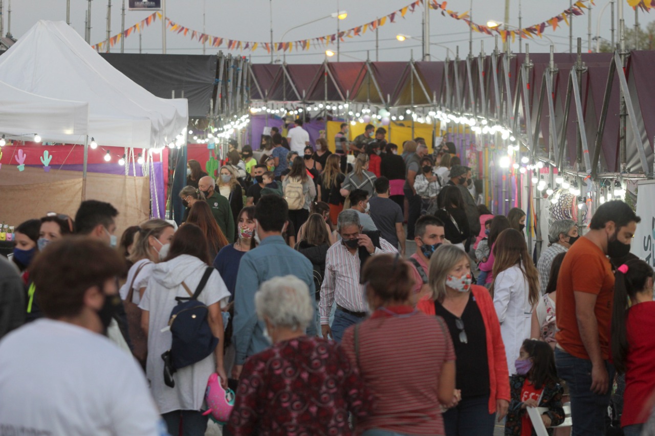 La feria de emprendedores ayer en el sector de estacionamiento de la Legislatura de Neuquén (foto Oscar Livera) 