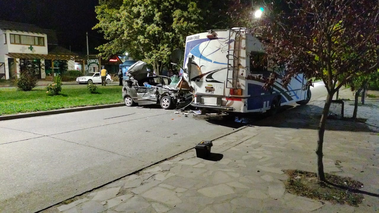 El fuerte impacto entre un automóvil y un motor home estacionado ocurrió alrededor de las 2 de la madrugada en la avenida San Martín, en El Bolsón. Foto gentileza