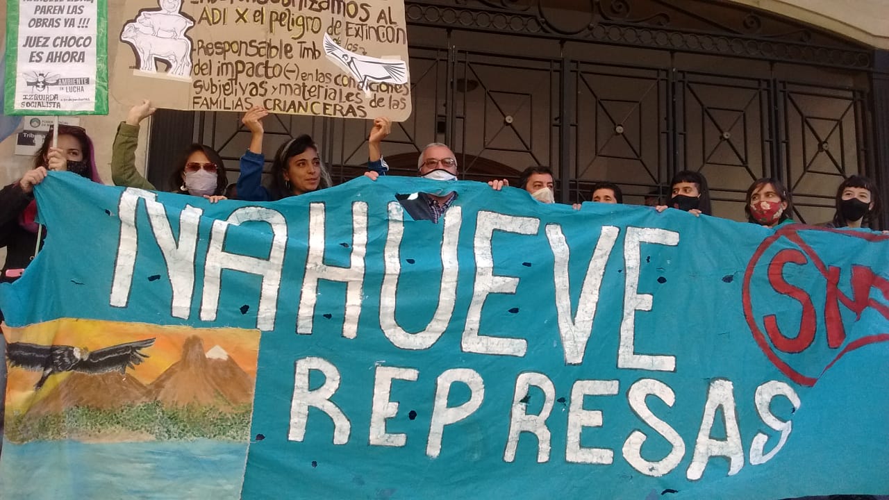 Los manifestantes en la sede del Tribunal Superior de Justicia de Neuquén. Foto: Oscar Livera