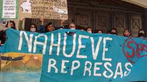 Manifestantes que buscan frenar la represa del Nahueve protestaron en el TSJ de Neuquén