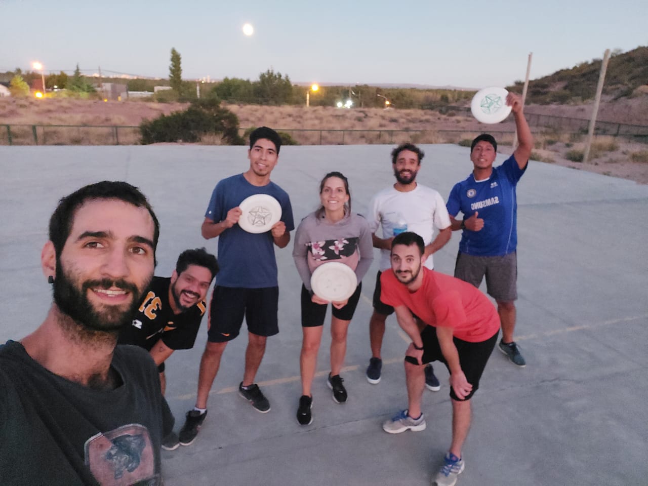 Estos son los primeros jugadores que se animan el Ultimate Frisbee en Neuquén. (Gentileza).-
