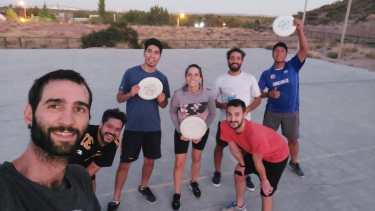Estos son los primeros jugadores que se animan el Ultimate Frisbee en Neuquén. (Gentileza).-