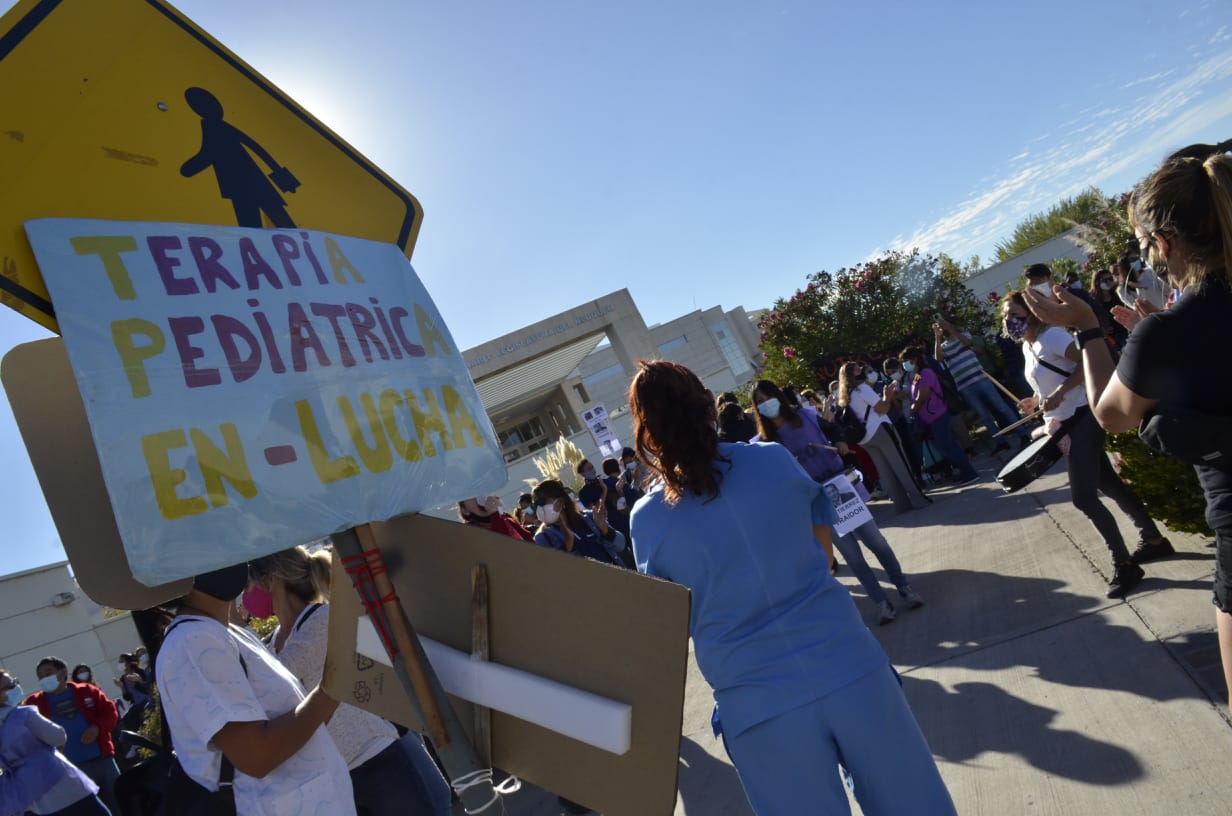 Los trabajadores de Salud autoconvocados de Neuquén llevan un mes de protestas. Hoy fueron a la Legislatura. (Yamil Regules).-