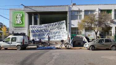 En asamblea los trabajadores nucleados en Soemc definirán la continuidad de las medidas. Foto: Gentileza