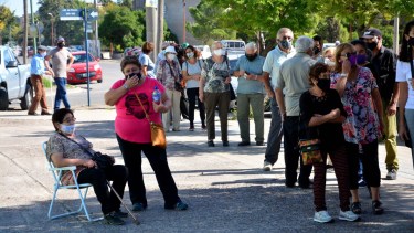 Una larga fila se observó este miércoles en el Fioravanti Ruggeri de Viedma. Foto: Marcelo Ochoa.