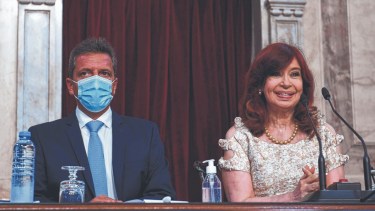 Con y sin. El barbijo fue la distinción entre Massa y CFK.