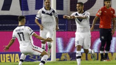 Abram, autor del gol, festeja con Gianetti el gol con que Vélez venció al Rojo en Liniers.