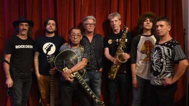 Además de Del Barrio, Kubero Díaz y Gato Azul, la nueva versión del grupo presenta a Alberto Perrone, en bajo; Jorge Polanuer, en saxo; Sebastián Peyceré, en batería; y Frankie Langdon, en voz.