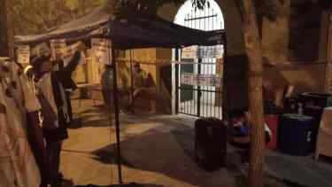 Se bloquearon las puertas y el perímetro de la Casa de Gobierno de Neuquén. (foto: gentileza)