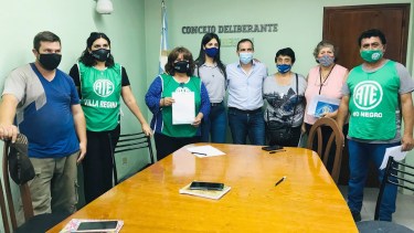 El intendente de Huergo y los representantes de ATE y Upcn cerraron el acuerdo paritario. (Foto Néstor Salas)