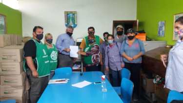 Referentes de ATE celebraron el acuerdo salarial que se firmó con el intendente Alberto Pacenti de Chichinales. 