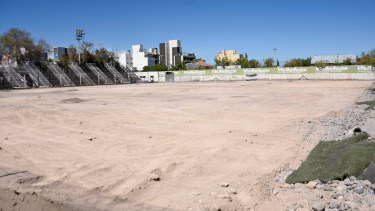 Avanzan los trabajos en el campo de juego de Cipolletti. (Foto: Florencia Salto)