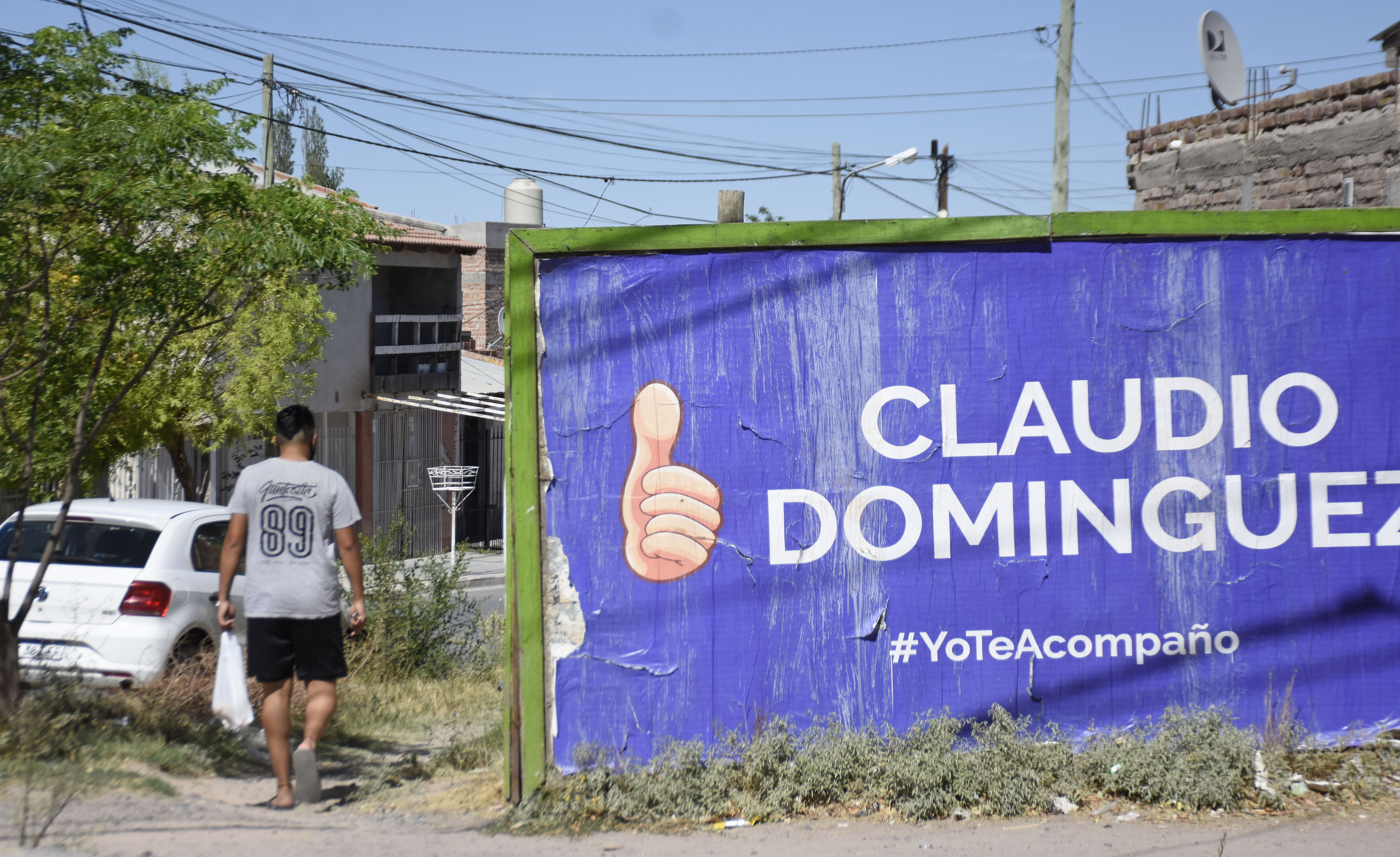 Tras la infracción de la justicia electoral, el candidato volvió a reemplazar los afiches. Foto: Florencia Salto.