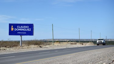 La cartelería desplegada no sólo copó las calles sino también las rutas de la provincia. Foto Florencia Salto.